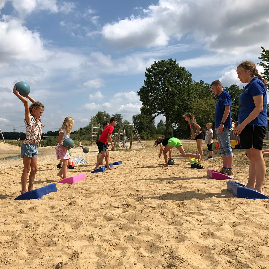 Kerby Klassuppsättning 12 spelare 6 st ståplattor 4 st bollar 