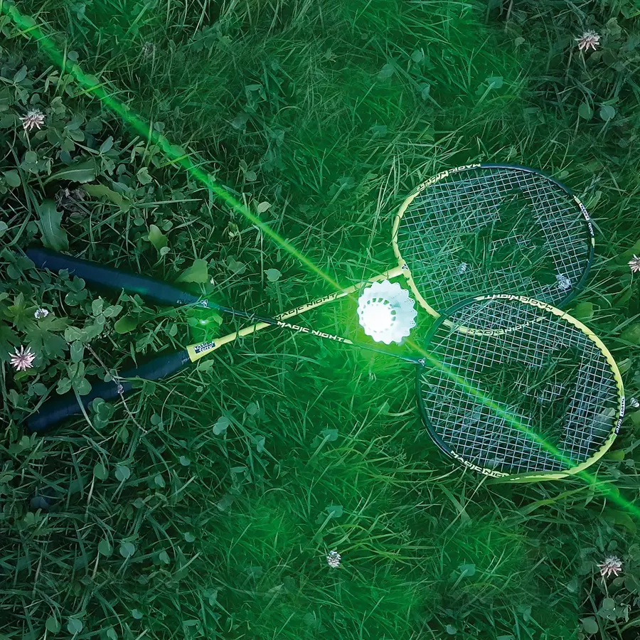 Badminton på kvällen och  natten 2 rack och 2 badmintonbollar som lyser 