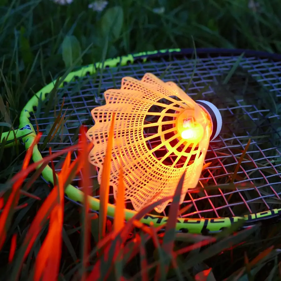 Badminton på kvällen och  natten 2 rack och 2 badmintonbollar som lyser 